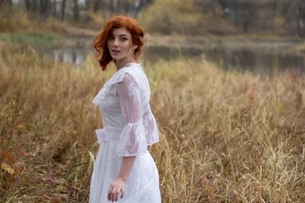 Hermosa Joven Con Pelo Rojo Magnífico Vestido Blanco Vintage Bosque — Foto de Stock