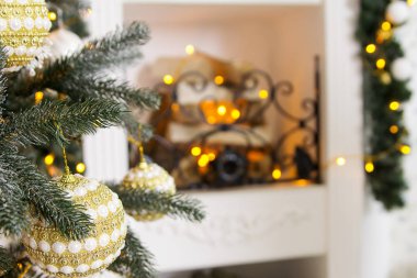 Yeni yıl Noel ağacı ve süslemeleri ile iç. Yılbaşı süslemeleri. Arka plan bulanık.