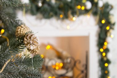 Yeni yıl Noel ağacı ve süslemeleri ile iç. Yılbaşı süslemeleri. Arka plan bulanık.