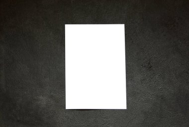 Boş kağıt siyah beton zemin üzerine. Kopya alanı