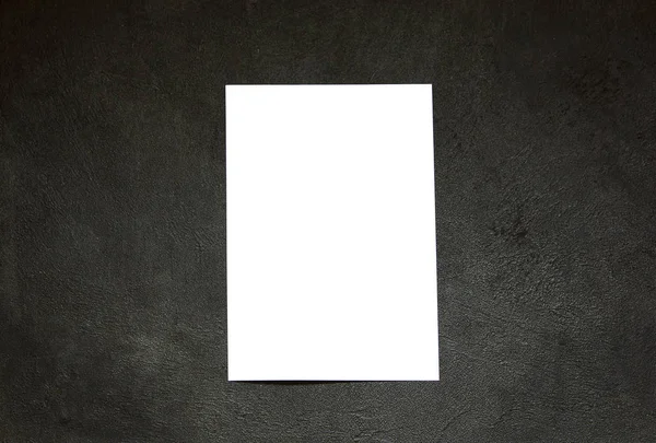 Boş kağıt siyah beton zemin üzerine. Kopya alanı
