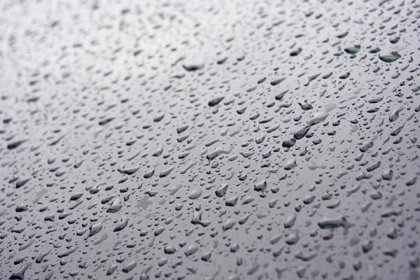 雨の後ガラスの上に休んで水の滴のマクロ撮影 背景やテクスチャ — ストック写真