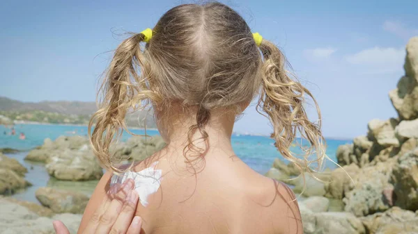Retrato Menina Bonita Divertindo Mar Sorrindo Bonito Panamá Creme Proteção — Fotografia de Stock