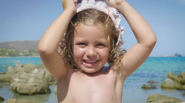 Retrato Menina Bonita Divertindo Mar Sorrindo Bonito Panamá Creme Proteção — Fotografia de Stock