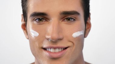 Bir insanın derisini nemlendirir ve kirleri anti-aging etkileri ile karşı korur çünkü gülümseyen yüz için nemlendirici ile kapatın. Kavramı: güzellik ve vücut bakım, kremler, Cilt Bakımı