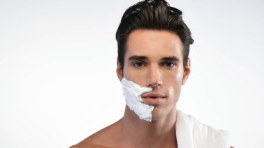 Yakışıklı bir adam pürüzsüz ve tüysüz bir cilde sahip olmak onun sakalı yok. Yarım yüz daha iyi traş traş köpüğü koymuştur ve yarı yüzünü tıraş. Kavramı: temizlik, sakal, güzellik.