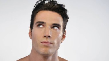 Kameraya bakarak veya şüphe veya blunders ile mükemmel deri surat ve saç taranmış beyaz diş gösteren güzel bir gülümseyen adam portresi.