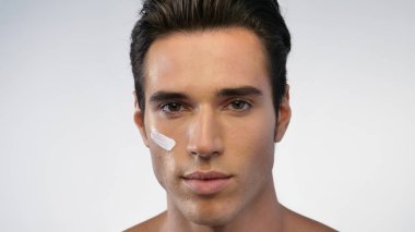 Bir insanın derisini nemlendirir ve kirleri anti-aging etkileri ile karşı korur çünkü gülümseyen yüz için nemlendirici ile kapatın. Kavramı: güzellik ve vücut bakım, kremler, Cilt Bakımı