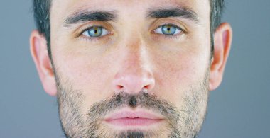 anız gri arka plan fotoğraf makinesinde poz ile ciddi yakışıklı adam 