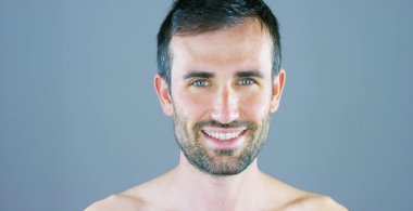 mutlu yakışıklı adam anız gri arka plan fotoğraf makinesinde poz ile gülümseyen 