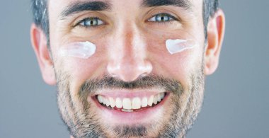 yakışıklı adam anız, beyaz krem yüz yanaklarda