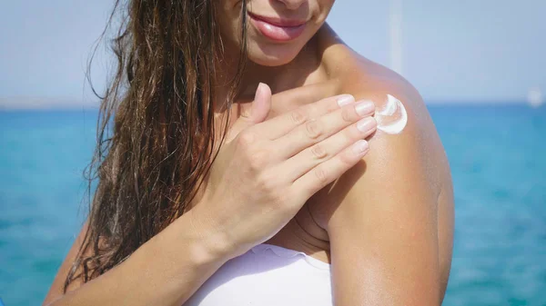Mulher Tocando Ombro Aplicando Creme Proteção Hidratante Livre Conceito Queimadura — Fotografia de Stock