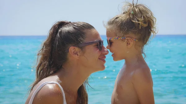 Los Mejores Momentos Madre Con Una Hija Pequeña Juegan Mar —  Fotos de Stock