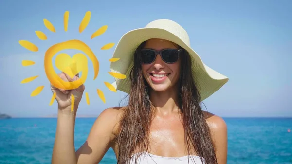 Усміхнена Жінка Сонцезахисних Окулярах Білому Капелюсі Торкаючись Графічної Ікони Сонця — стокове фото