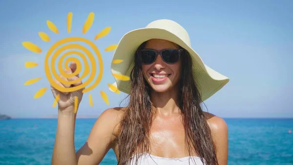 Щаслива Жінка Сонцезахисних Окулярах Білому Капелюсі Торкаючись Графічної Ікони Сонця — стокове фото