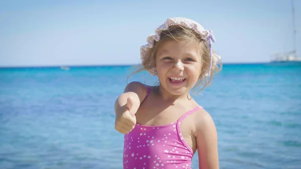 Portrét Krásné Děvčátko Baví Moři Roztomilý Úsměv Panamě Sluneční Ochranu — Stock fotografie