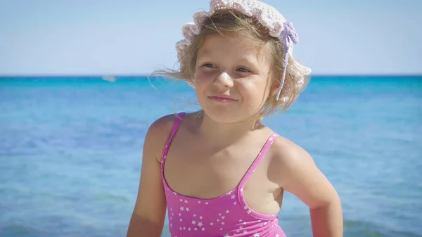 Портрет Красивої Маленької Дівчинки Розважається Морі Мило Посміхається Панамі Сонцезахисний — стокове фото