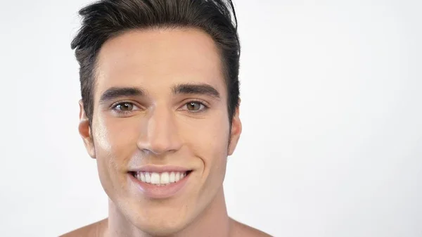 一个美丽的微笑的男人的肖像显示白色的牙齿看着相机或使怀疑或失误的脸与完美的皮肤和梳理的头发 — 图库照片