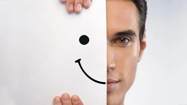 Nahaufnahme Des Mannes Mit Feuchtigkeitscreme Für Sein Lächelndes Gesicht Weil — Stockfoto