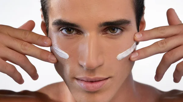 Primer Plano Hombre Con Crema Hidratante Para Cara Sonriendo Porque —  Fotos de Stock