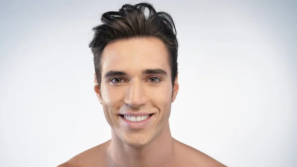 Portret Van Een Mooie Glimlachende Man Met Witte Tanden Zoek — Stockfoto