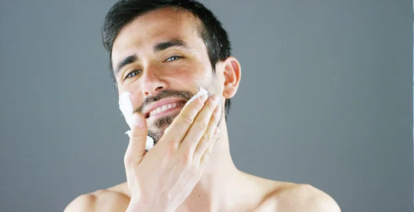 Hermoso Retrato Del Hombre Antes Afeitarse Con Espuma Afeitar Para — Foto de Stock