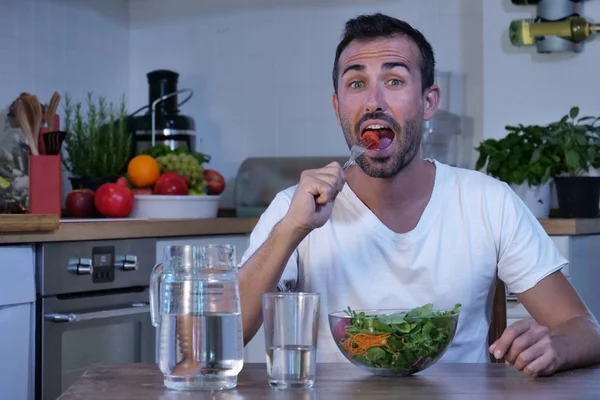 Hombre Mesa Cocina Comer Ensalada Tazón Tarro Vidrio Con Agua — Foto de Stock