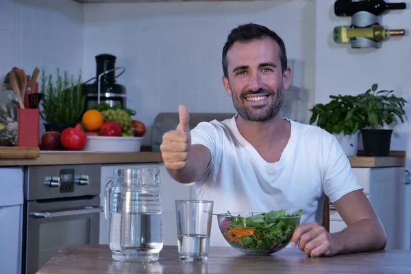 Hombre Guapo Mesa Cocina Con Ensalada Tazón Mirando Cámara Haciendo — Foto de Stock