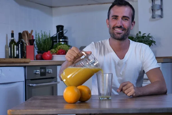 Souriant Homme Caucasien Assis Table Cuisine Poring Pressé Jus Orange — Photo