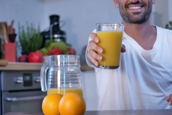 Cropped Image Man Holding Glass Squeezed Fresh Orange Juice — Stock Photo, Image