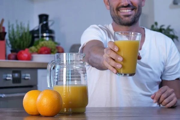 Abgeschnittenes Bild Eines Mannes Der Glas Mit Gepresstem Frischen Orangensaft — Stockfoto