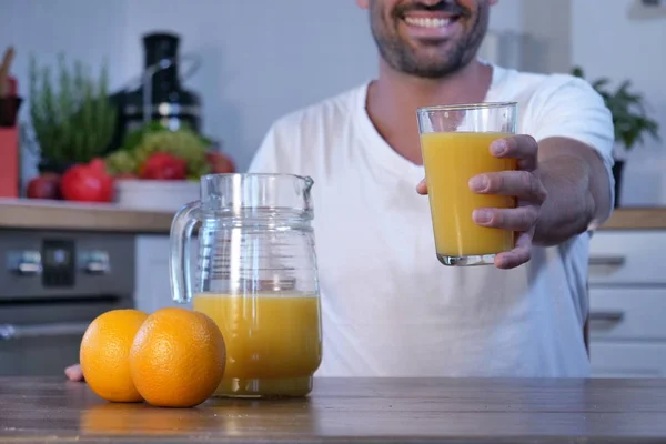 Abgeschnittenes Bild Eines Mannes Der Glas Mit Gepresstem Frischen Orangensaft — Stockfoto