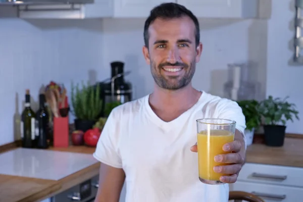 Homme Souriant Heureux Tenant Verre Avec Jus Orange Frais Pressé — Photo