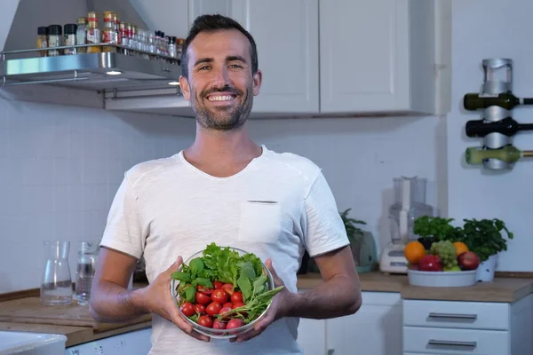 Hombre Caucásico Pie Sosteniendo Tazón Cristal Con Ensalada Fresca Apetitosa — Foto de Stock