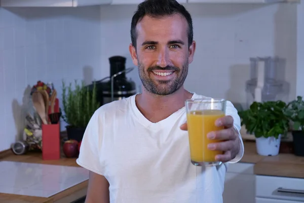 Homme Souriant Heureux Tenant Verre Avec Jus Orange Frais Pressé — Photo