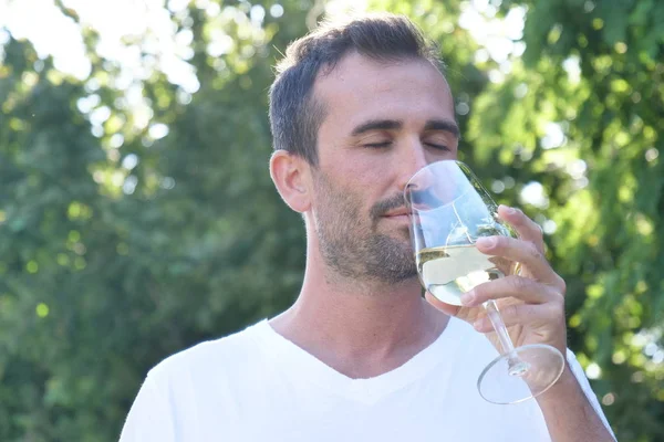 Bonito Caucasiano Homem Cheirando Copo Vinho Enquanto Livre Arbusto Verde — Fotografia de Stock