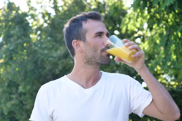 Uomo Caucasico All Aperto Che Beve Erba Succo Arancia Spremuto — Foto Stock