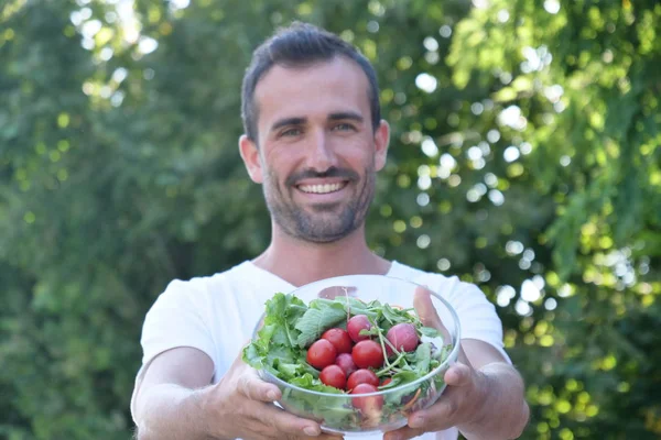 Homme Caucasien Debout Tenant Bol Verre Avec Salade Fraîche Extérieur — Photo