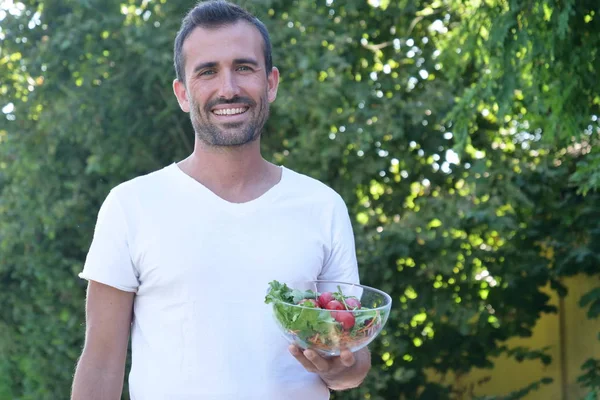 Homem Com Tigela Vidro Salada Fresca Livre Folhas Árvore Verde — Fotografia de Stock