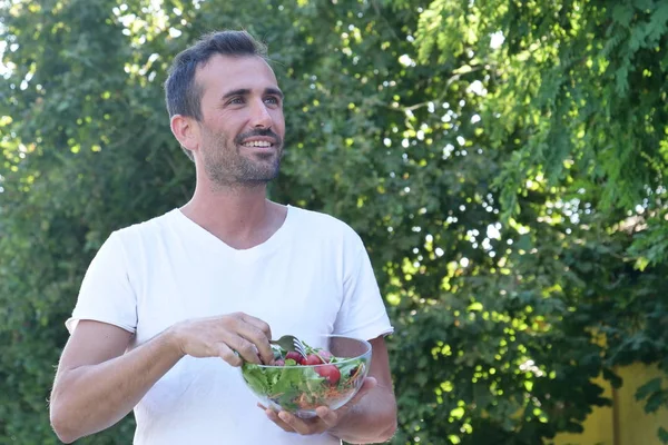 Homem Com Tigela Vidro Salada Fresca Livre Folhas Árvore Verde — Fotografia de Stock