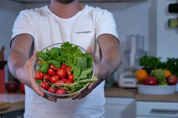 Imagem Cortada Homem Cozinha Segurando Tigela Vidro Com Salada Fresca — Fotografia de Stock