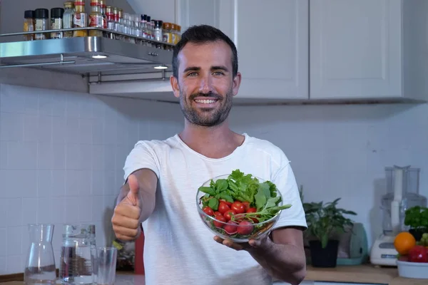 Hombre Pie Cocina Sosteniendo Tazón Vidrio Con Ensalada Fresca Gestos — Foto de Stock