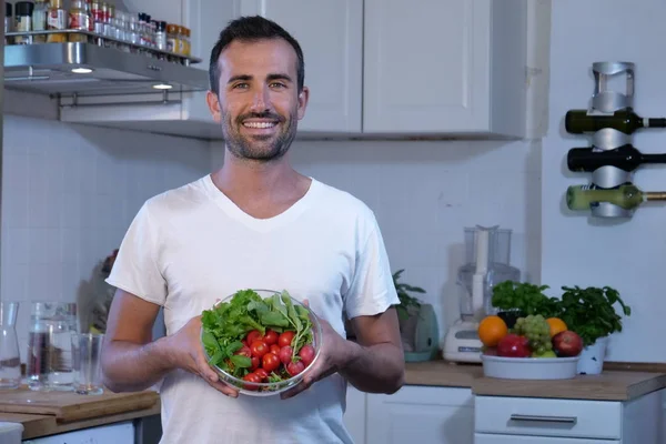 Hombre Pie Cocina Sosteniendo Tazón Vidrio Con Ensalada Fresca — Foto de Stock