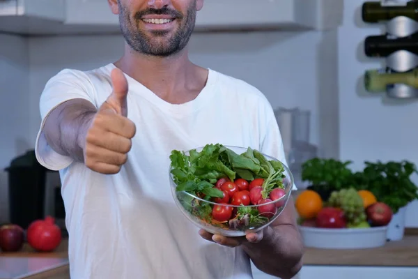 Homme Debout Dans Cuisine Tenant Bol Verre Avec Salade Fraîche — Photo