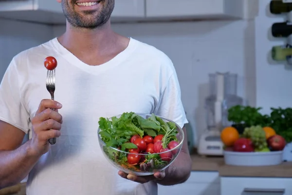 Homme Debout Cuisine Tenant Bol Verre Avec Salade Fraîche Avec — Photo