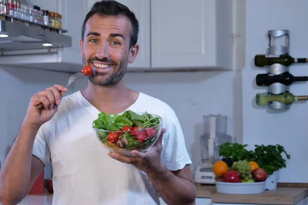 Sonriente Feliz Caucásico Hombre Pie Cocina Comer Ensalada Tazón — Foto de Stock