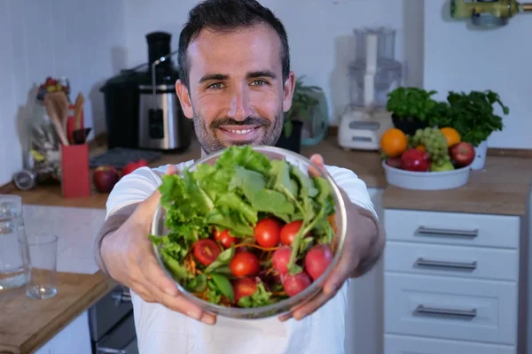 Homme Debout Montrant Bol Verre Avec Salade Fraîche Sur Caméra — Photo