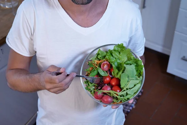 Homme Debout Dans Cuisine Tenant Bol Verre Avec Salade Fraîche — Photo