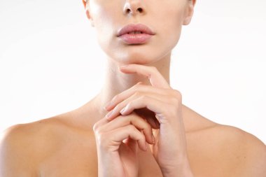 bir kadın ile mükemmel yüz cildi çene altında elele kırpılmış görüntü 