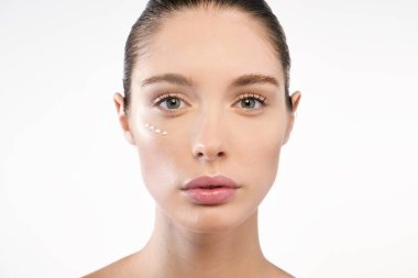 kadın krem yüz ve kamera, Cilt Bakımı ve gençleştirme kavramı seyir 